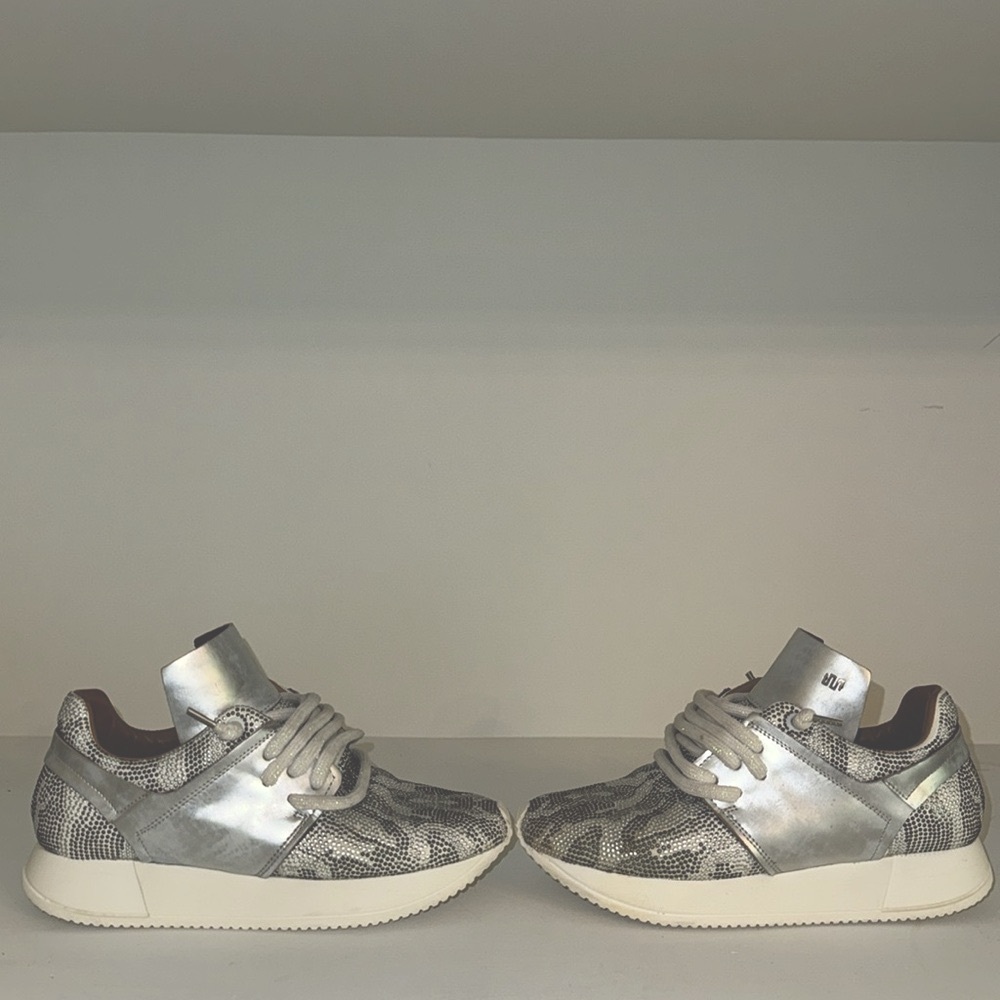 GENTLY WORN | WOMEN’S | SIZE EU 36 | ESSEUTESSE SILVER LEATHER BEADED SNEAKERS